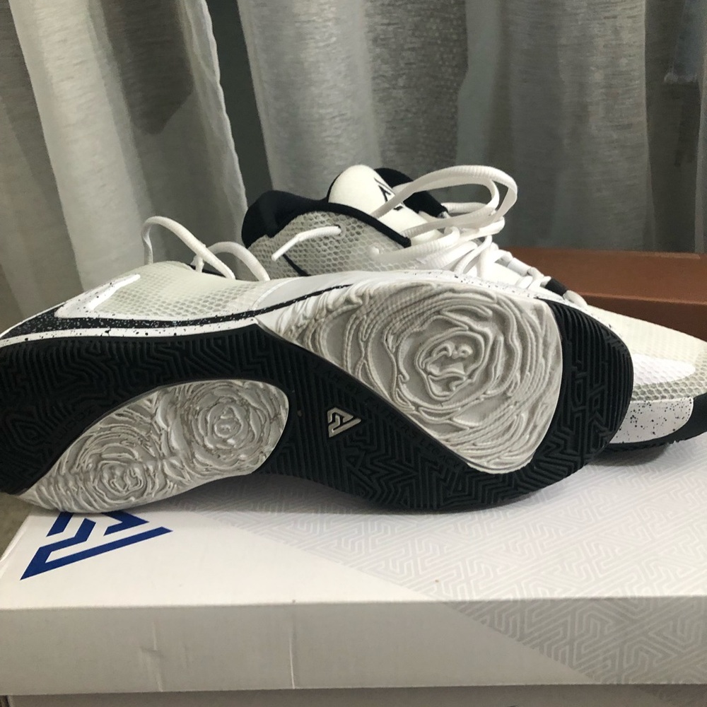 Men’s Nike shoes. White color. Size 11. New